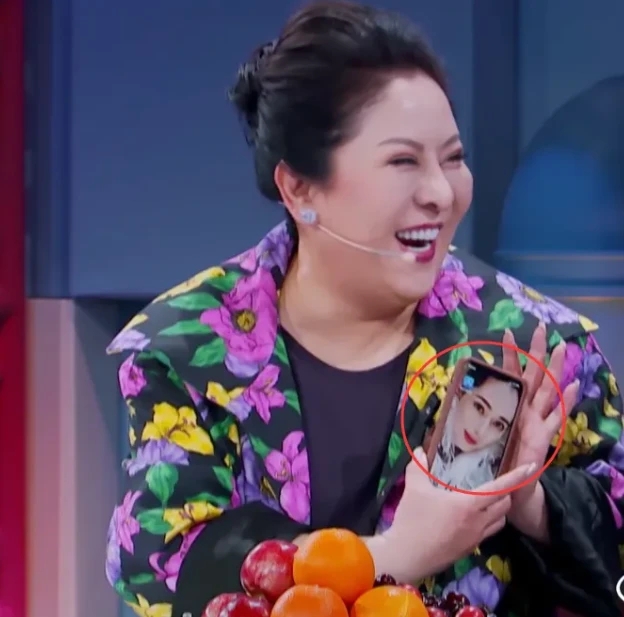 团宠！向佐手机存近千张郭碧婷照片 向太壁纸也是儿媳妇