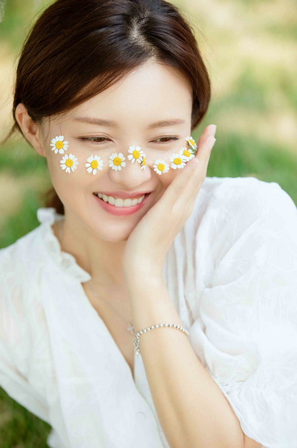 傅晶立夏节气写真 淡雅如菊尽显初夏活力