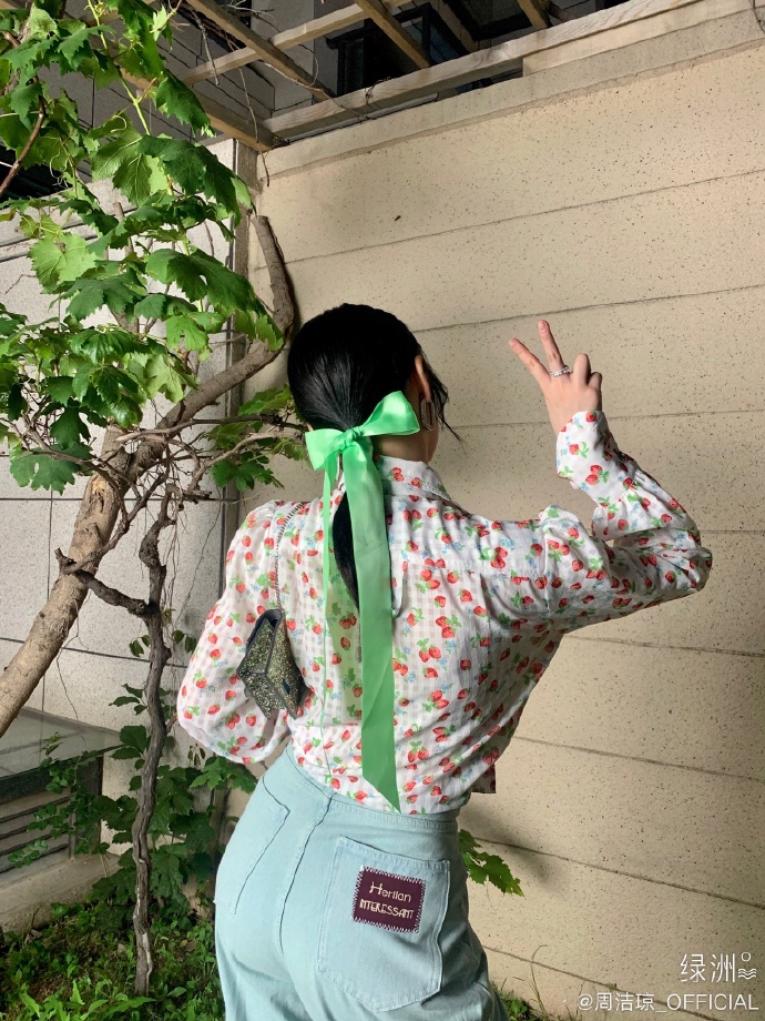周洁琼分享初夏美照 草莓衬衣搭绿色发饰青春洋溢