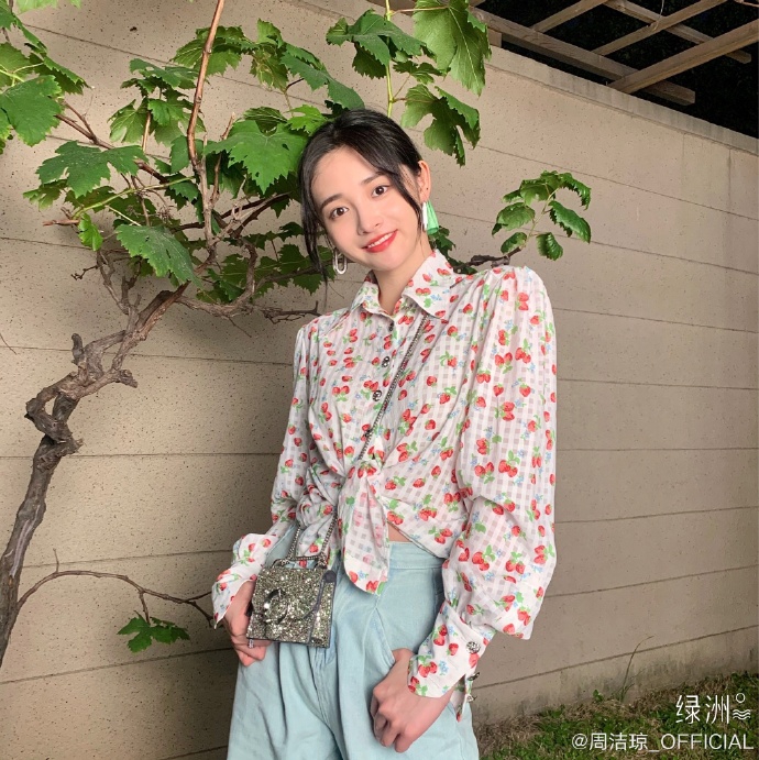 周洁琼分享初夏美照 草莓衬衣搭绿色发饰青春洋溢