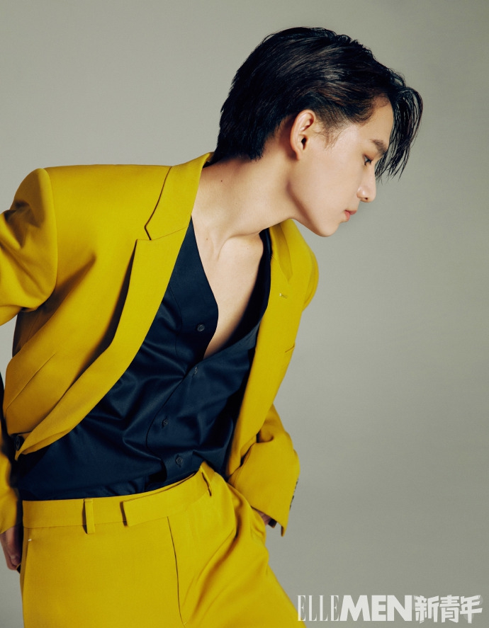 姚琛穿牛仔连体装慵懒随性 眼神温柔坚定可盐可飒