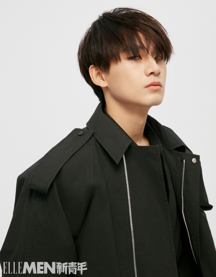 姚琛穿牛仔连体装慵懒随性 眼神温柔坚定可盐可飒