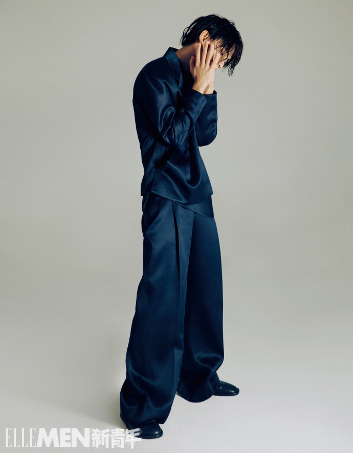 姚琛穿牛仔连体装慵懒随性 眼神温柔坚定可盐可飒