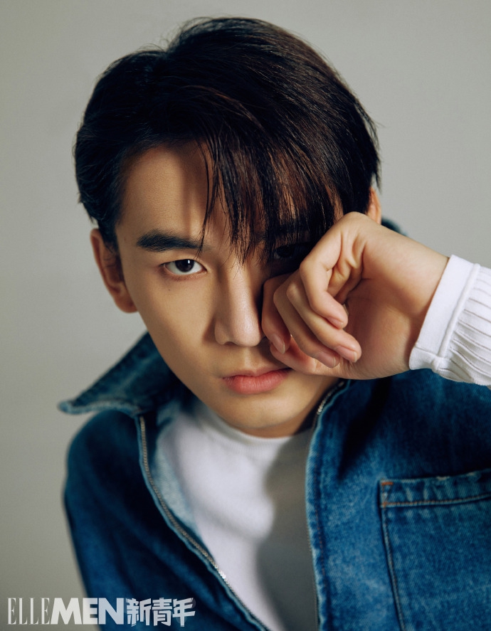 姚琛穿牛仔连体装慵懒随性 眼神温柔坚定可盐可飒