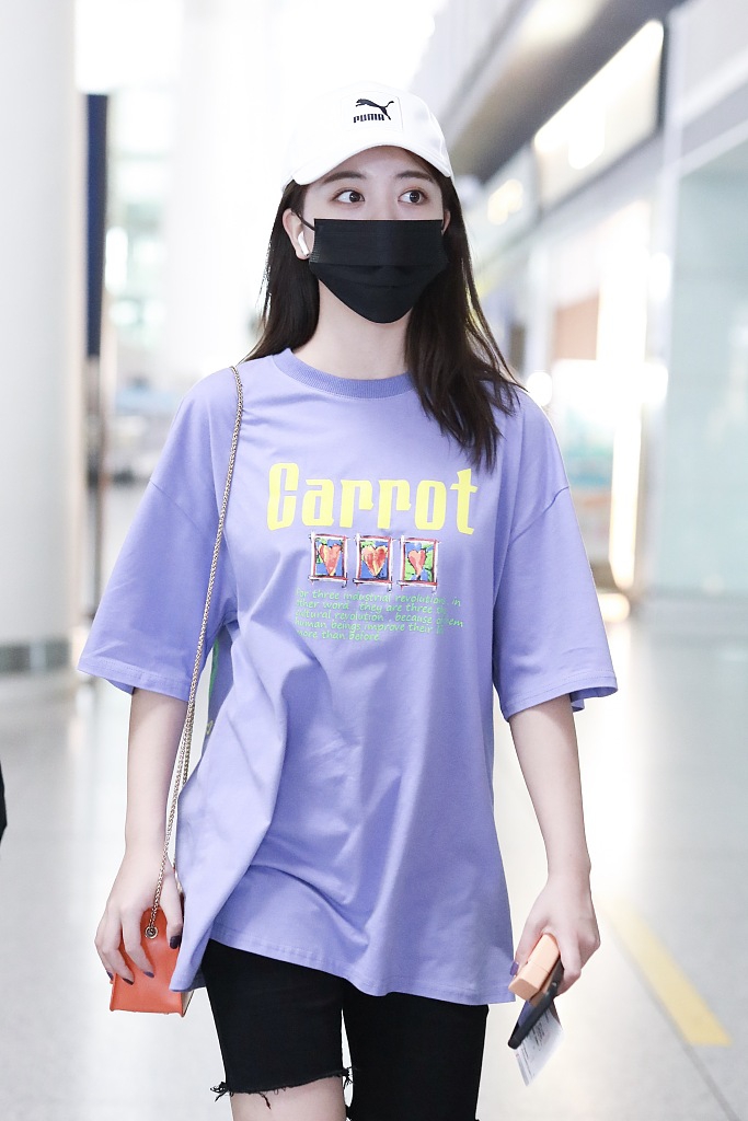 刘人语穿健美裤秀长腿 背橘色小包可爱亮眼