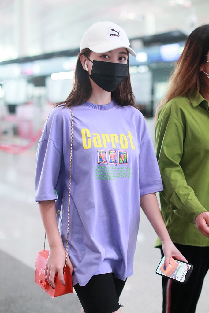 刘人语穿健美裤秀长腿 背橘色小包可爱亮眼