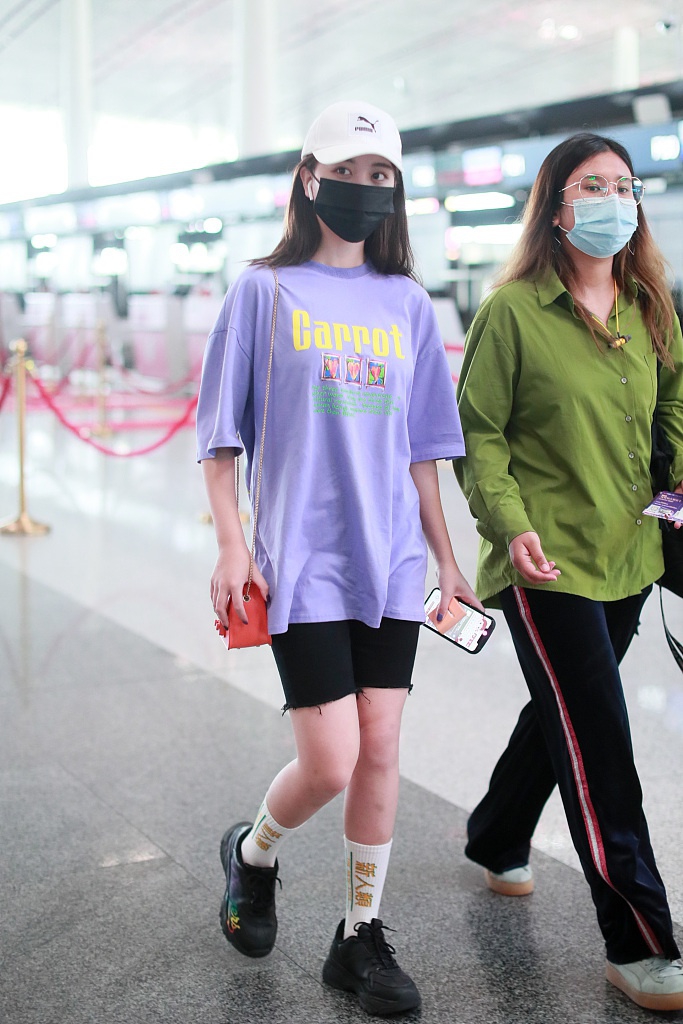 刘人语穿健美裤秀长腿 背橘色小包可爱亮眼