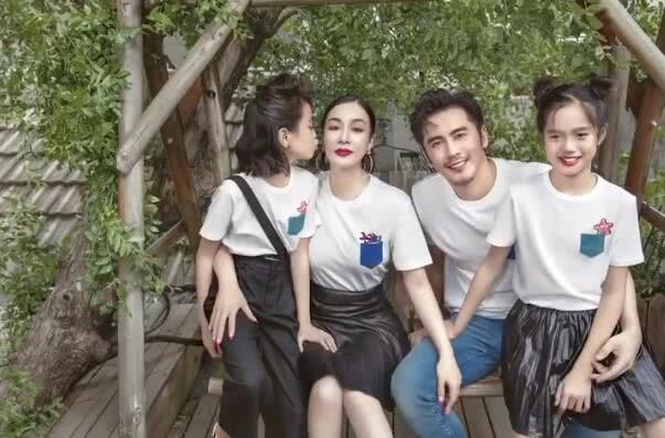钟丽缇一家穿亲子装拍全家福 小女儿考拉镜头感十足