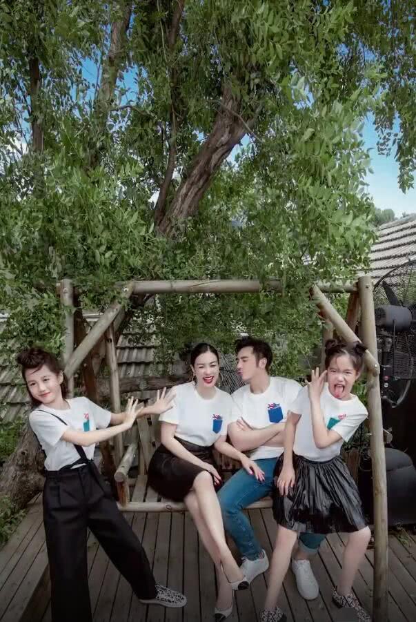 钟丽缇一家穿亲子装拍全家福 小女儿考拉镜头感十足