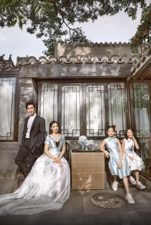 钟丽缇一家穿亲子装拍全家福 小女儿考拉镜头感十足