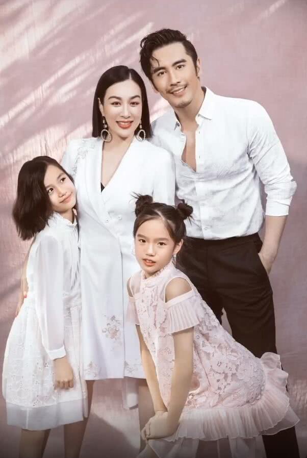 钟丽缇一家穿亲子装拍全家福 小女儿考拉镜头感十足