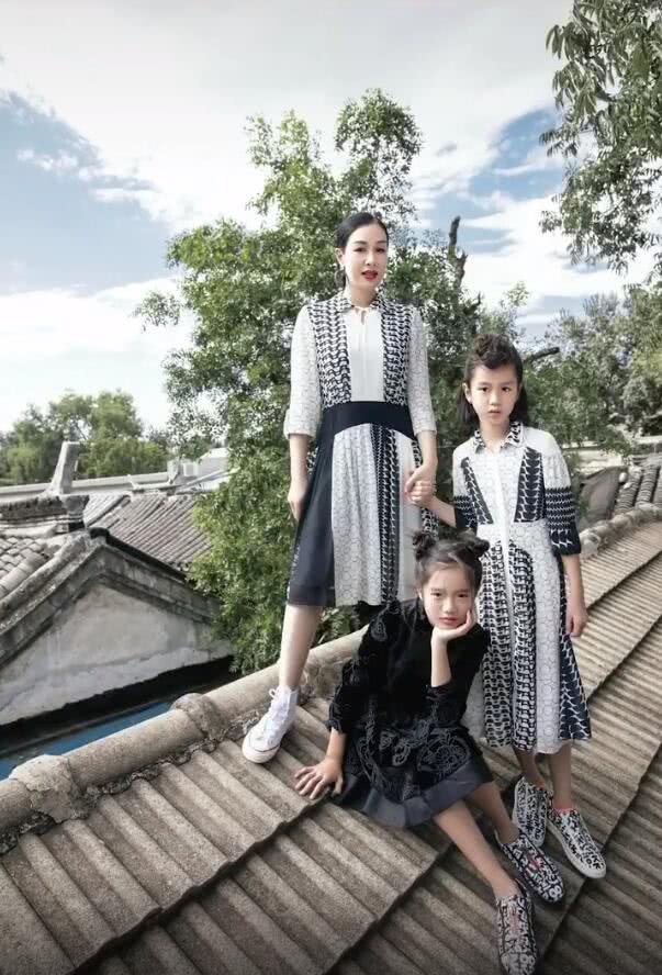 钟丽缇一家穿亲子装拍全家福 小女儿考拉镜头感十足