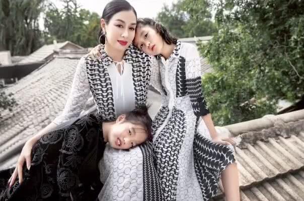钟丽缇一家穿亲子装拍全家福 小女儿考拉镜头感十足