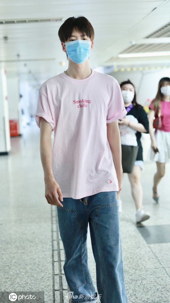 陈宥维黑发顺毛少年感十足 运动衫搭配牛仔裤青春肆意