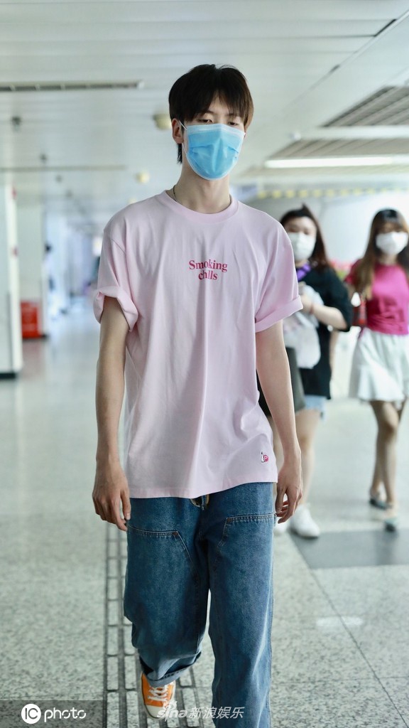 陈宥维黑发顺毛少年感十足 运动衫搭配牛仔裤青春肆意