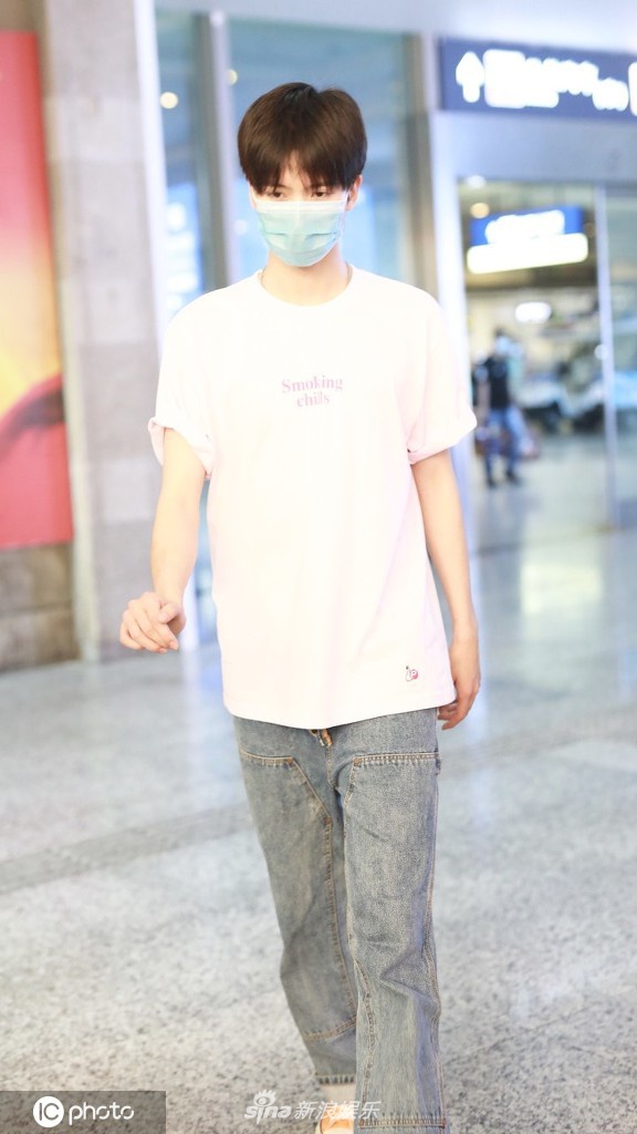 陈宥维黑发顺毛少年感十足 运动衫搭配牛仔裤青春肆意