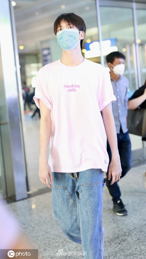 陈宥维黑发顺毛少年感十足 运动衫搭配牛仔裤青春肆意