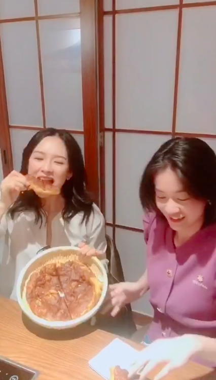 张雪迎晒与章子怡约饭视频 两人在线飙戏表情夸张逗趣