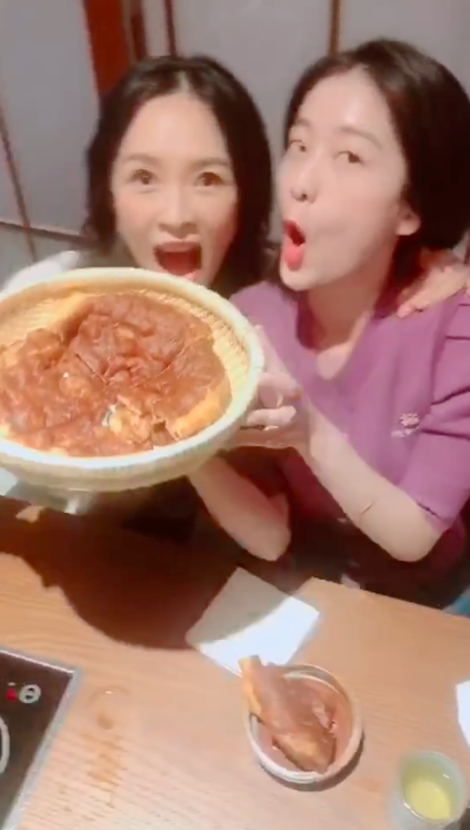 张雪迎晒与章子怡约饭视频 两人在线飙戏表情夸张逗趣