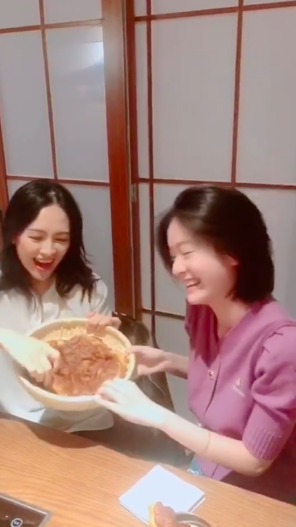 张雪迎晒与章子怡约饭视频 两人在线飙戏表情夸张逗趣