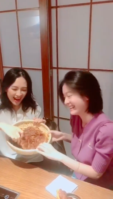 张雪迎晒与章子怡约饭视频 两人在线飙戏表情夸张逗趣