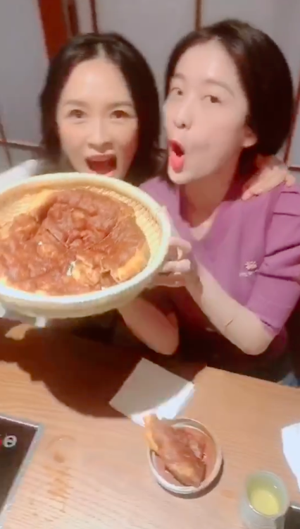 张雪迎晒与章子怡约饭视频 两人在线飙戏表情夸张逗趣