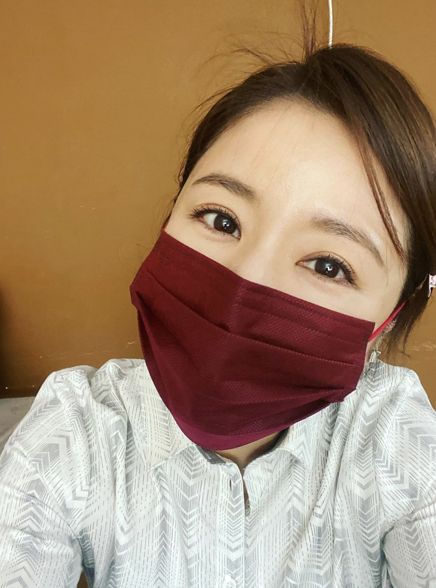 林心如晒甜品店自拍照 手捧蛋糕笑容甜蜜