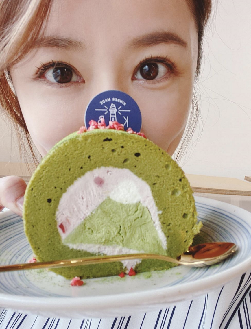 林心如晒甜品店自拍照 手捧蛋糕笑容甜蜜