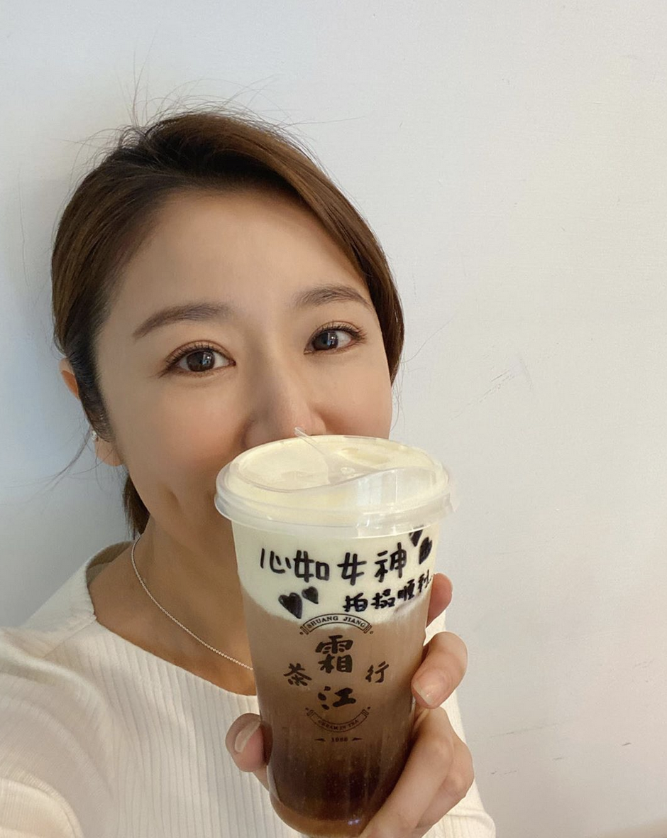 林心如晒甜品店自拍照 手捧蛋糕笑容甜蜜