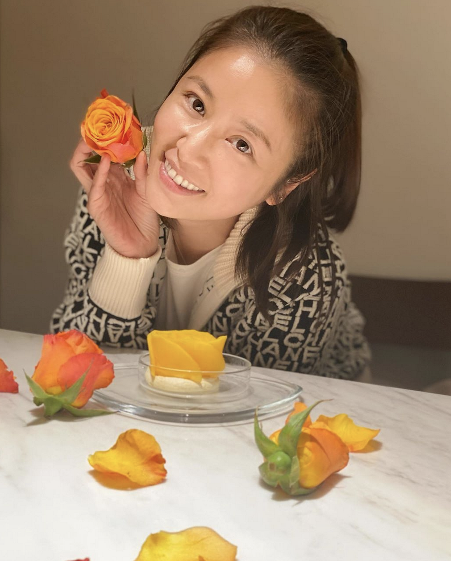 林心如晒甜品店自拍照 手捧蛋糕笑容甜蜜