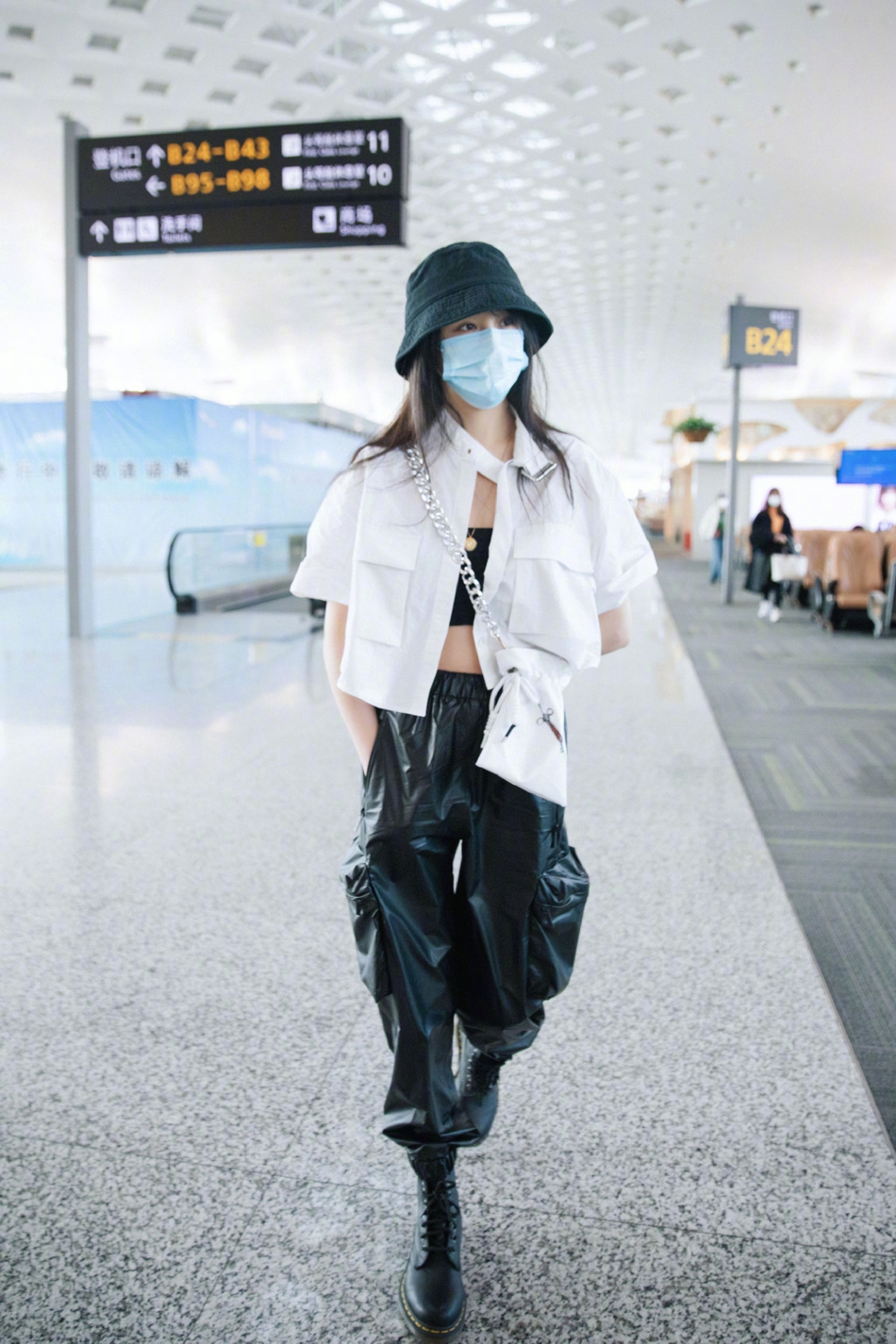 酷女孩！郑爽穿白衬衫配黑皮裤又美又飒