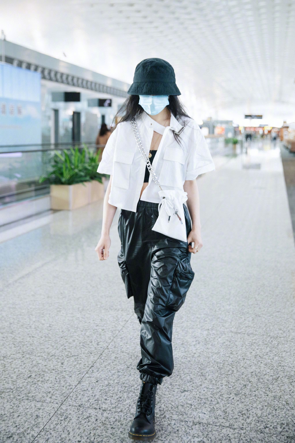 酷女孩！郑爽穿白衬衫配黑皮裤又美又飒