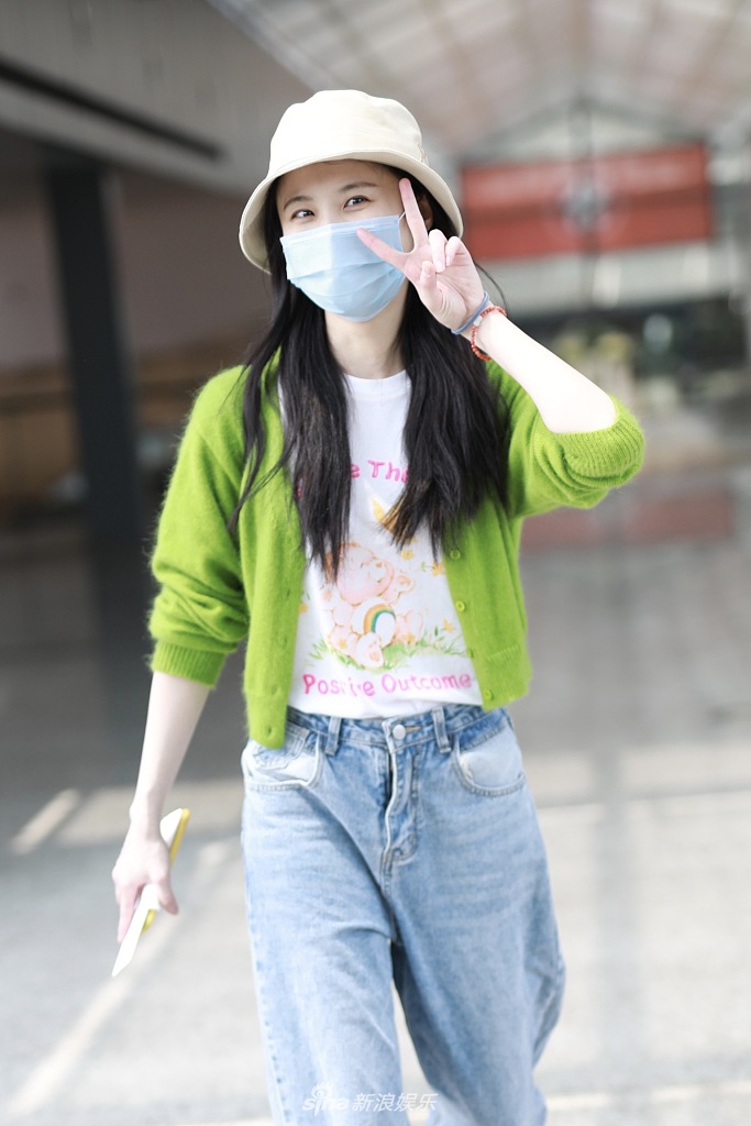 张慧雯素颜亮相女神范十足 甜笑比v为粉丝签名