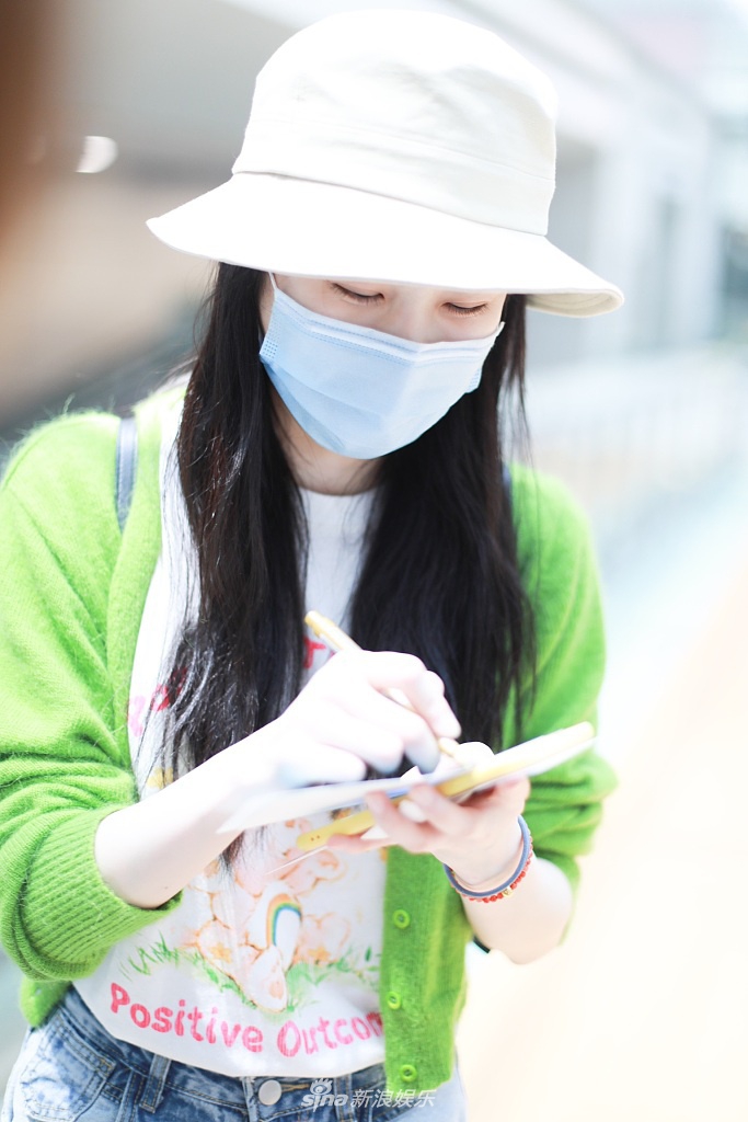 张慧雯素颜亮相女神范十足 甜笑比v为粉丝签名