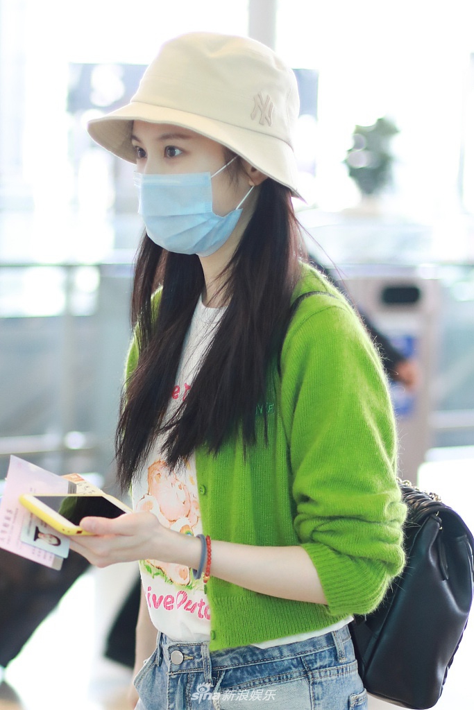 张慧雯素颜亮相女神范十足 甜笑比v为粉丝签名