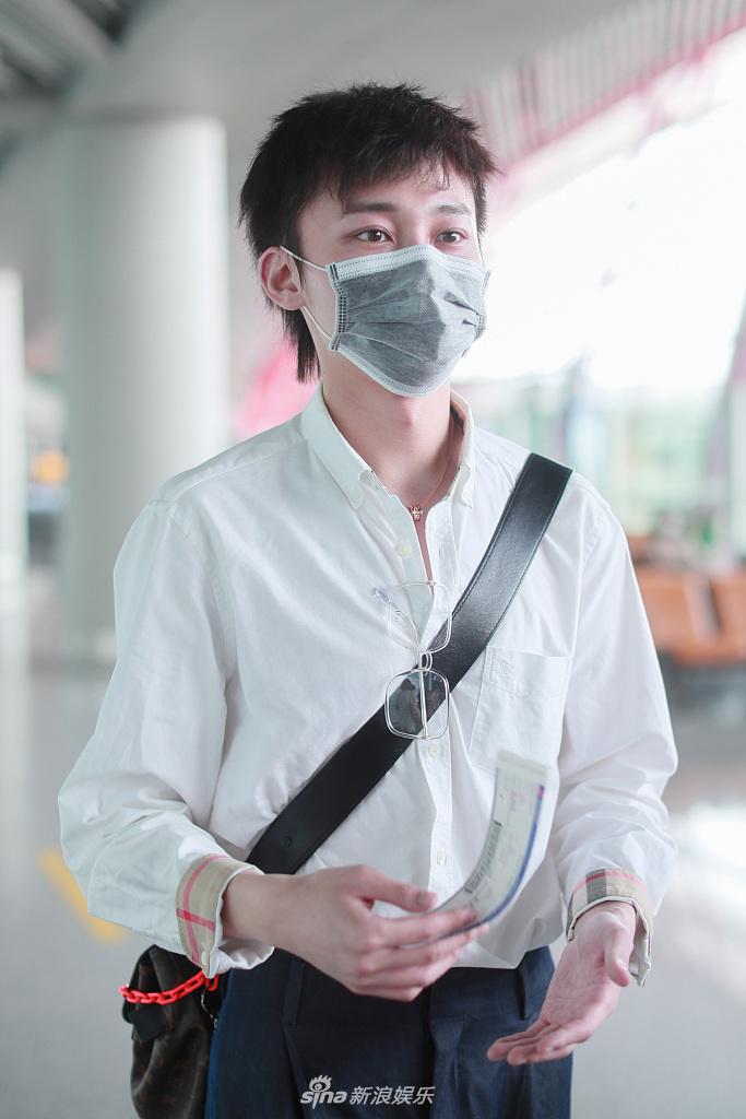 刘怡潼穿白衬衫配阔腿裤造型清新 笑眼弯弯宛若邻家男孩