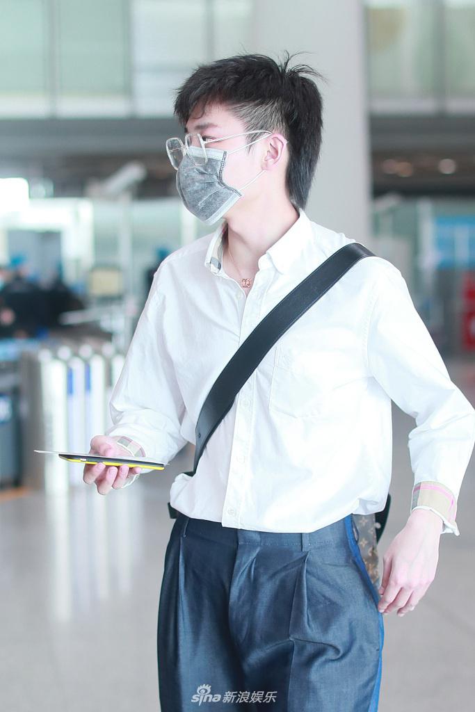 刘怡潼穿白衬衫配阔腿裤造型清新 笑眼弯弯宛若邻家男孩