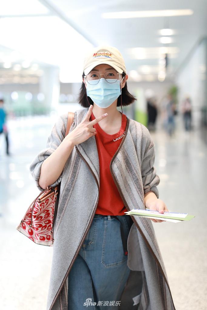 万茜穿橘色T恤元气满满 比耶卖萌笑眼弯弯