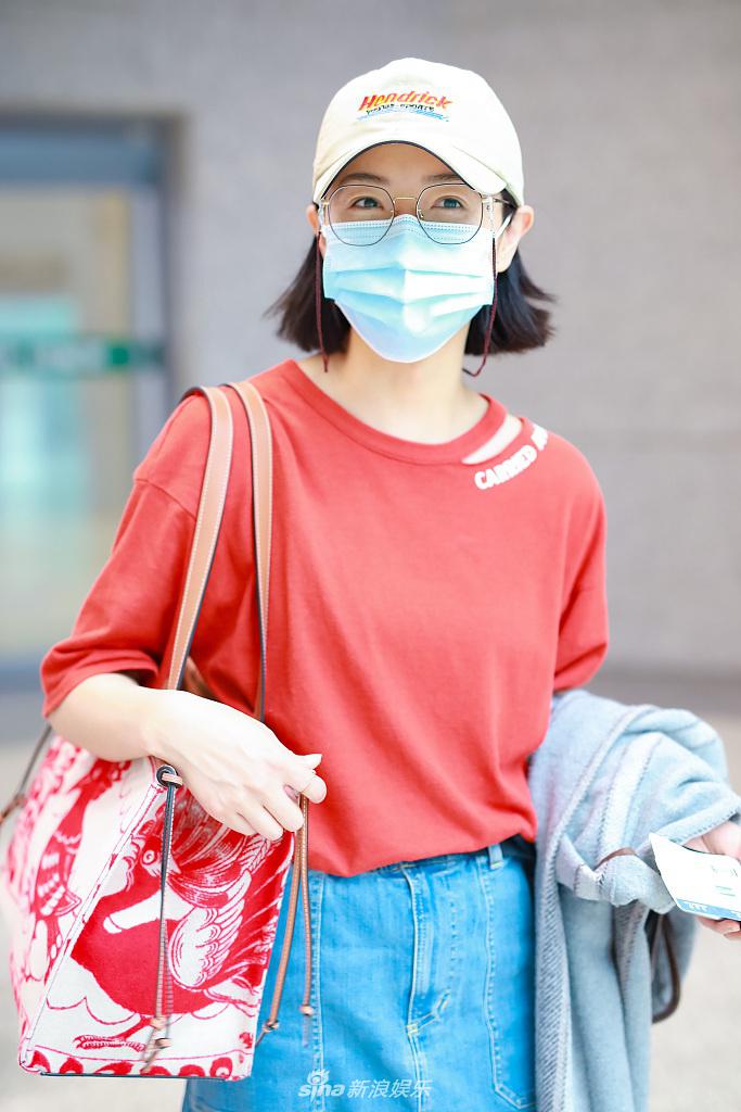 万茜穿橘色T恤元气满满 比耶卖萌笑眼弯弯