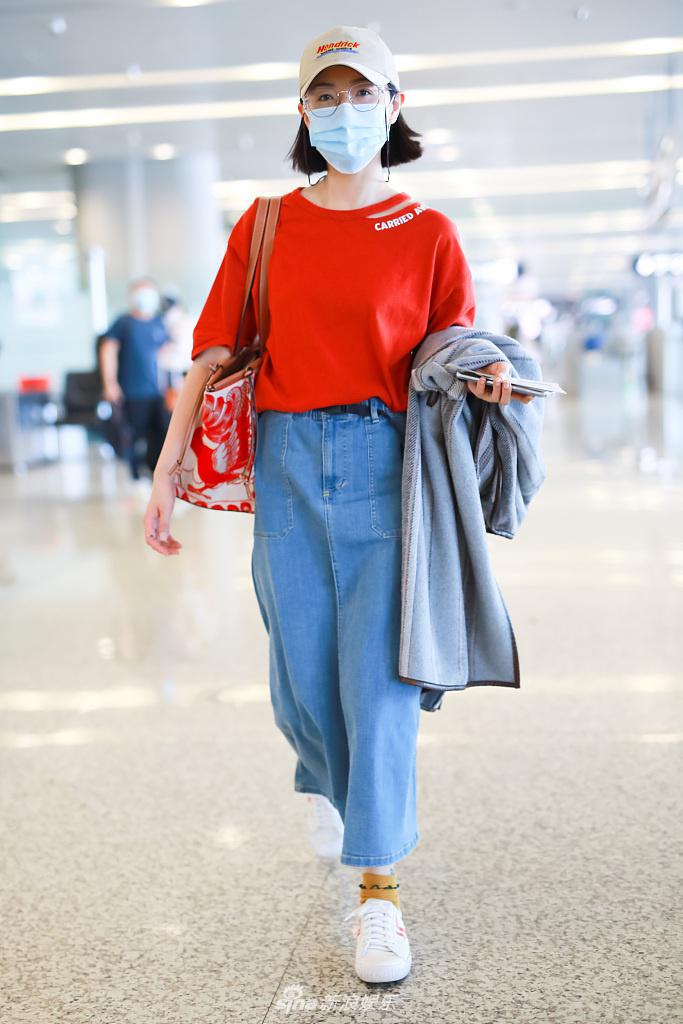 万茜穿橘色T恤元气满满 比耶卖萌笑眼弯弯