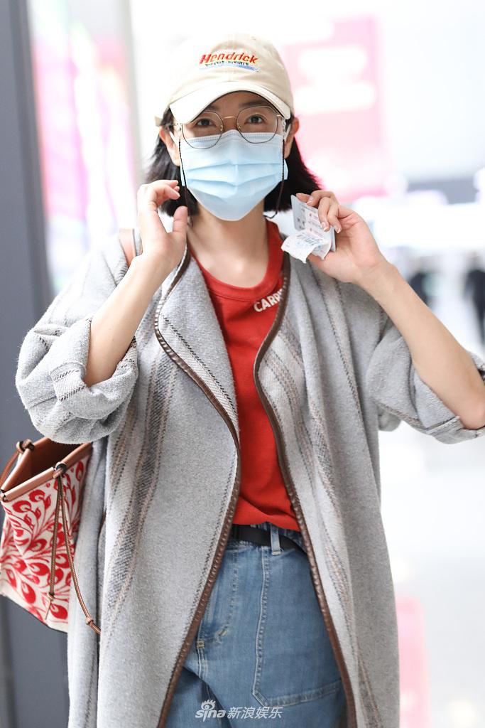 万茜穿橘色T恤元气满满 比耶卖萌笑眼弯弯