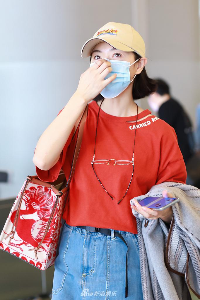 万茜穿橘色T恤元气满满 比耶卖萌笑眼弯弯