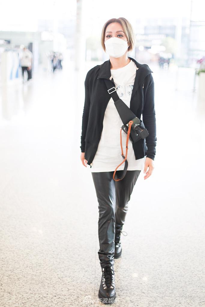 宁静染金发戴蓝色美瞳 眼妆魅惑又美又飒