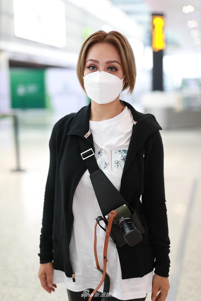 宁静染金发戴蓝色美瞳 眼妆魅惑又美又飒