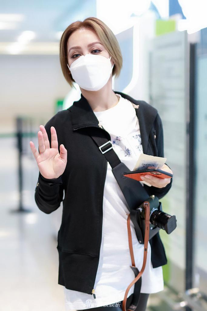 宁静染金发戴蓝色美瞳 眼妆魅惑又美又飒