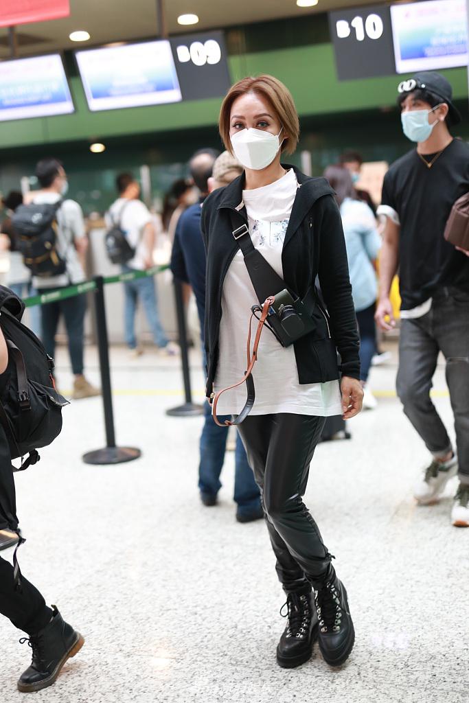 宁静染金发戴蓝色美瞳 眼妆魅惑又美又飒