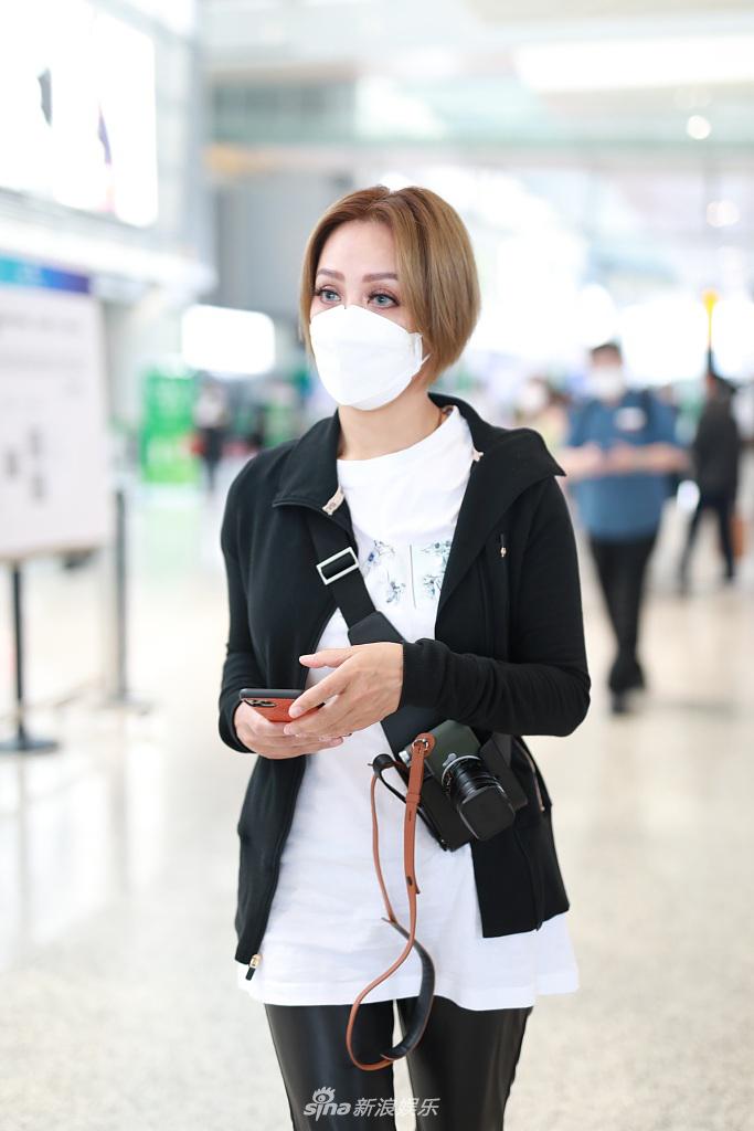 宁静染金发戴蓝色美瞳 眼妆魅惑又美又飒