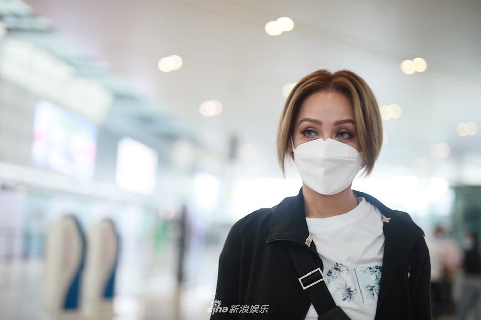 宁静染金发戴蓝色美瞳 眼妆魅惑又美又飒