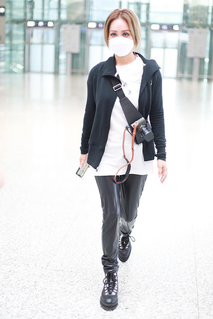 宁静染金发戴蓝色美瞳 眼妆魅惑又美又飒