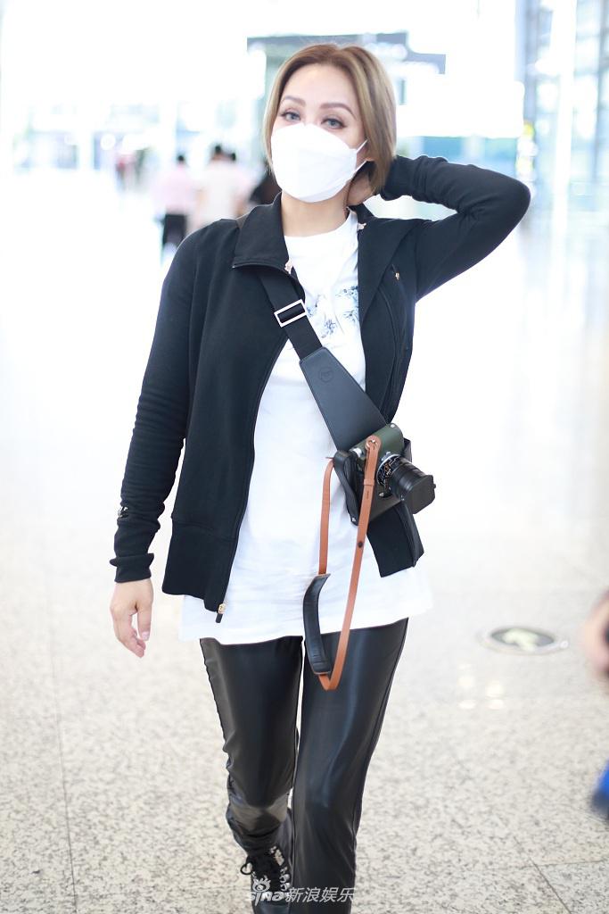 宁静染金发戴蓝色美瞳 眼妆魅惑又美又飒